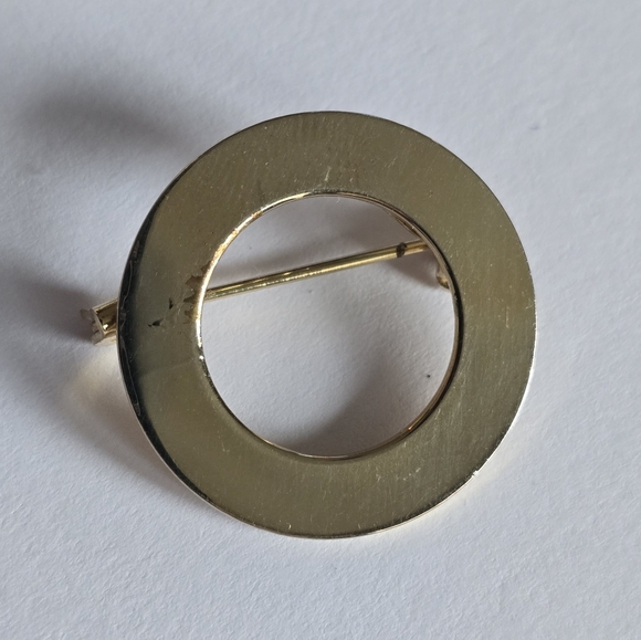 Vintage open circle brooch pin gold tone - Picture 1 of 9